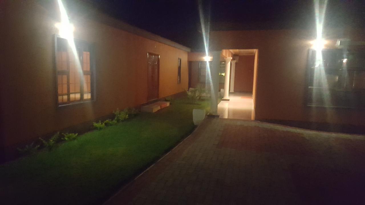 Mathlyn Guest House Francistown Kültér fotó
